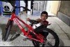 لحظه اهدای خاص‌ترین هدیه رئیسی به کودک اصفهانی | تصویر نامه به رئیس‌جمهور با ۳ غلط کودکانه + فیلم