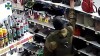 غارت مغازه‌های اوکراینی توسط سربازان روس